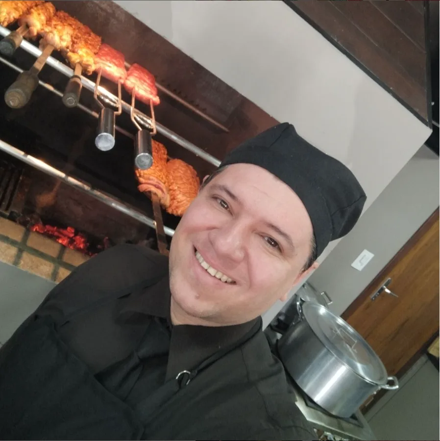 Chef Fabiano Fernandes preparando churrasco para eventos